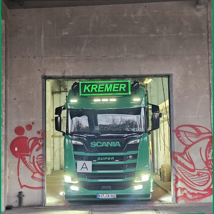 📏 Millimeterarbeit für Heiko. 🚛

Dank Vollluftfederung und gerade mal 2 cm Luft über dem Fahrerhaus konnten wir auch...