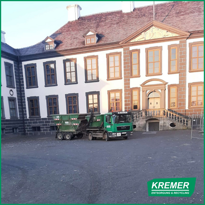 🚛🏰 Historischer Ort, moderner Auftrag.🚛🏰

Unser LKW vor Schloss Oranienbaum – früher Kutsche, heute Kremer. 😎♻️

#kremer...