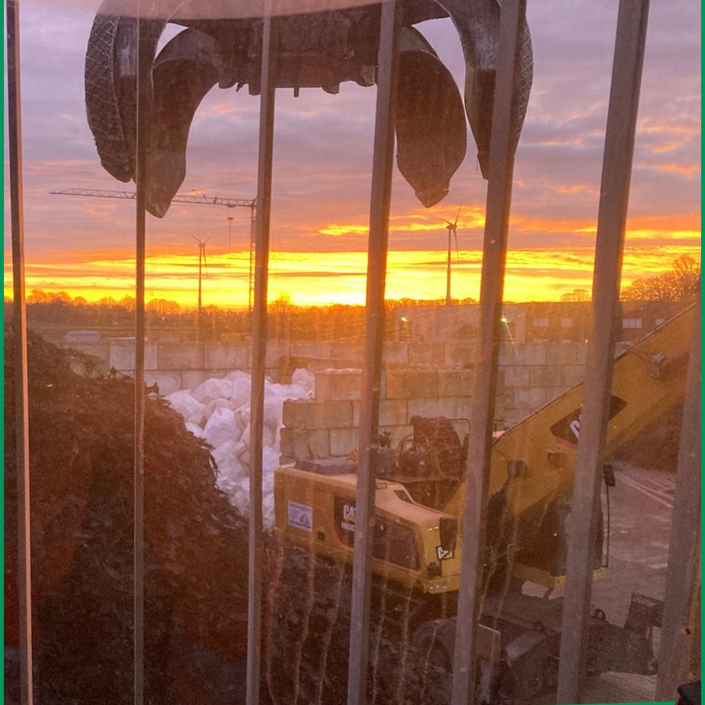 🌅 Schöner Start in den Tag.🌅 

Unser Kollege Selomon hat heute Morgen aus dem Bagger heraus diesen Moment festgehalten –...